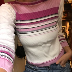 Supernajs tröja! - Jättefin tröja som bara legat i min garderob! Det är fint rosa och sitter också jätteskönt! 