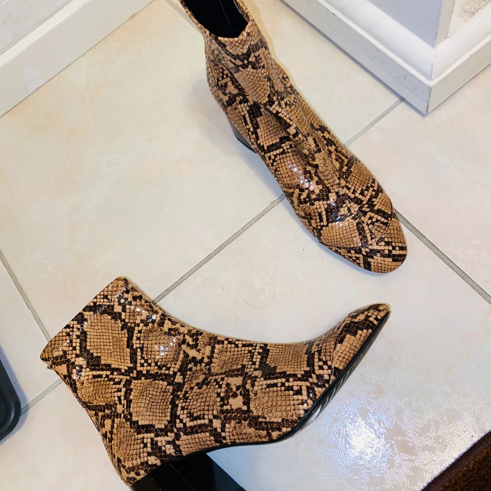 Oanvända Zara ankle boots i snake print. . Skor.