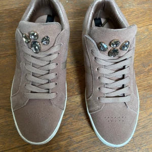 Sneakers från Bershka oanvända  - Strl 37 fräscha 