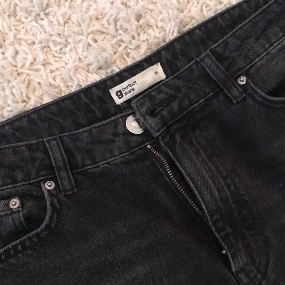 Grå/svarta jeans från Gina tricot i storlek 38. Modellen är mom jeans,  jeans är i ett bra skick 😍✨. Jeans & Byxor.