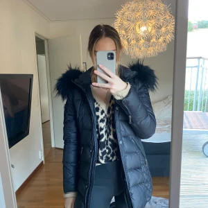 Vinterjacka - En vinterjacka från rock and blue! Det finns ett litet hål på armen och ett ca två cm på ryggen därför säljer jag den billigt. Använd en vinter.