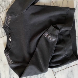 Sweatshirt  - En tröja från hm men silver detaljer på ärmar och axlar. Den är i storlek 146-150 men är ungefär om en xs/xxs ❤️ den som köper betalar frakt