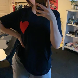 Over size tröja  - T-shirt matrial med ett broderat hjärta vid sidan.  Köpare betalar frakten själv.