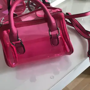 Säljer denna super söta rosa väska från ASOS. Det långa bandet hör till💕💕💕💕