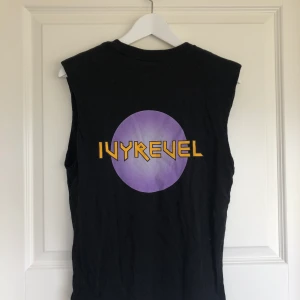 Ivyrevel topp - Cool topp från ivyrevel i M! Lite axelvaddering för snygg form, använd Max tre gånger. Inköpt förra hösten. Budgivning i kommentarerna, tveka inte att skriva vid frågor❤️
