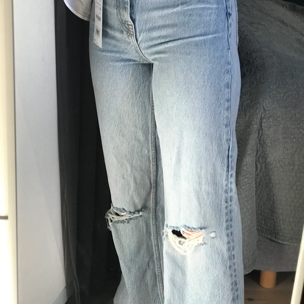 Ett par oanvända zara jeans, jag föredrar låg midja och glömde att lämna tillbaka jeansen. Därför tänkte jag kolla om någon här var intresserad. De är i storlek 34 och har en hög midja. Lite oversized längs benen men tajt kring låren, jag bär vanligtvis 25/26 i midja och dessa sitter bra på mig. De är för långa för mig som är 168cm men det är bara att klippa av☺️400kr +frakt. Jeans & Byxor.