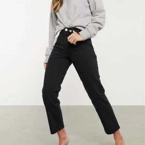 Asos straight leg jeans - Säljer mina straight leg jeans från asos då modellen inte passade mig. Jeansen är använda endast en gång så näst intill i nyskick. Betalning sker via swish före paketet skickas. 