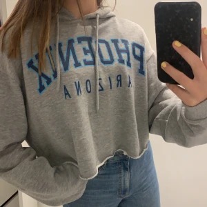 Sweatshirt - Jag säljer en kroppad sweatshirt ifrån bikbok, storlek S (passar även de som använder XS i vanliga fall). Endast använd några få gånger då jag gillade hur den såg ut på mig. Säljs för 100 kr + frakt 💜💜