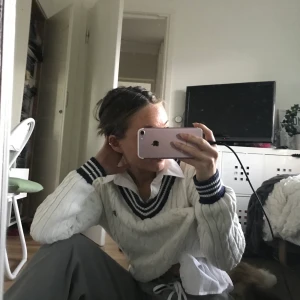 Vit och blå v-ringad kabelstickad tröja - Vit och marinblå kabelstickad tröja i storleken xs i jättefint skick! Super fin tsm med en skjorta. Frakt tillkommer💗