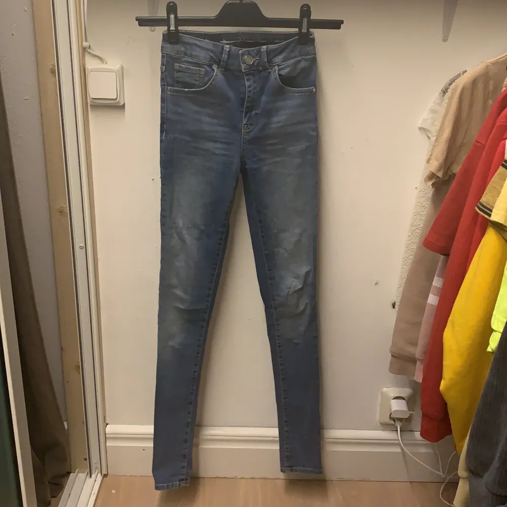 Plagget är köpt på Bikbok och är i gott skick. Har tvättat enligt anvisningar och utan sköljmedel. Frakt tillkommer!. Jeans & Byxor.