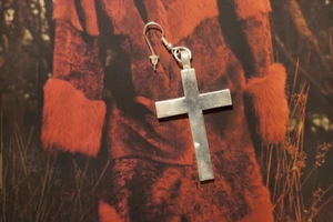  - Silvrigt korsörhänge, fem centimeter längd och 3,5 cm bredd. 
Frakt 20 kr. 