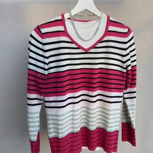 Säljer en rosa/randig tröja från sacondhand, som jag aldrig fått användning av 🛍🎀 Perfekt att ha tröjor under till 🌸 Är du sugen så kontakta mig, köparen står för frakt! 📦 🚚 