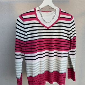 Rosa pullover - Säljer en rosa/randig tröja från sacondhand, som jag aldrig fått användning av 🛍🎀 Perfekt att ha tröjor under till 🌸 Är du sugen så kontakta mig, köparen står för frakt! 📦 🚚 