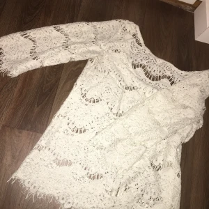 Spetstopp!  - Fin och elegant spetstopp säljes! Hör av er för tydligare bilder. 