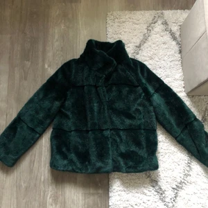 Mörkgrön pälsjacka - Säljer min mörkgröna pälsjacka (inte riktig päls) i storlek S men den är oversize. Jackan säljs från 150kr+frakt och ni får antingen skicka bud till mig eller i kommentarfältet💕