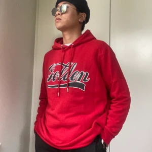 Golden hoodie  - Råball röd hoodie med ett tryck där det står golden. Köpare står för frakt men kan även mötas upp i Stockholm! 