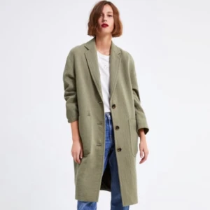 Militärgrön jacka strl M - Militärgrön jacka från Zara. Oversized. Aldrig använd. Köpare står för frakten.