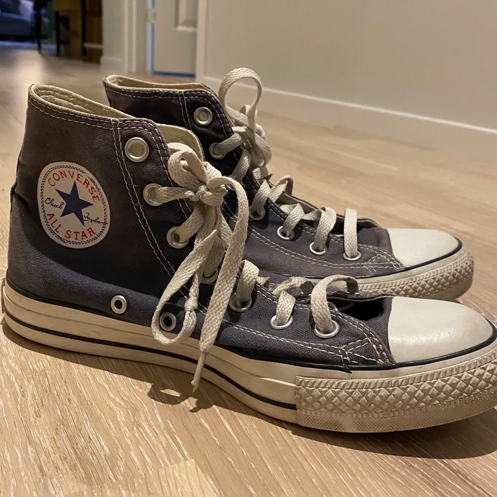 Blåa Converse skor i bra begagnat skick. Jag köpte dem nya för drygt 2 år sedan och är använda hyfsat mycket. Dem är en aning solblekta, men det är inget man tänker på 💜 . Skor.