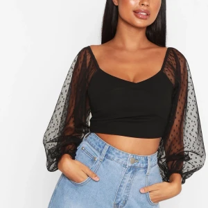 Svart topp - Topp i kort form i storlek 34! HELT OANVÄD 