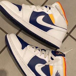 Air Jordan 1  - 38.5 (passar 38/39) använd få tal gånger. Kan fraktas och mötas upp inom Kronoberg. skorna har inga repor, fråga gärna om mer bilder. 