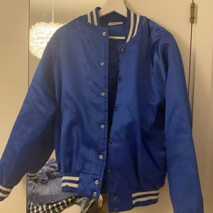 Universityjacket - Funderar på att sälja min skitsnygga baseballjacka, jätte bra skick, köpt på beyond retro, skriv för fler bilder med den på! Buda!❤️ sitter snyggt overzise på