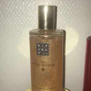 En rituals shimmering body oil som endast provats en gång över nyckelbenen, annars som ny☺️ nypriset är 235kr+frakt, mitt pris är 200kr+ eventuell frakt