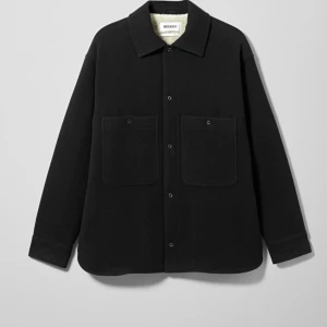 Filtad jacka från WEEKDAY - Säljer min aldrig använda weekday jacka. Filtat material med väldigt mjuk & varm teddyfodring inuti jackan. Den var för stor för mig så skulle säga att den passar unisex på en 170-180. Nypris 700kr Frakt tillkommer på 40kr