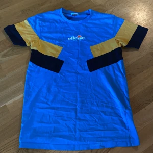 Ellesse - Snygg tshirt från Ellesse som tyvärr inte kommer till användning, den är Max använd 2-3 gånger!!! skulle gissa att den är inköpt för 350-400kr👍🏽köparen står för frakten 💖