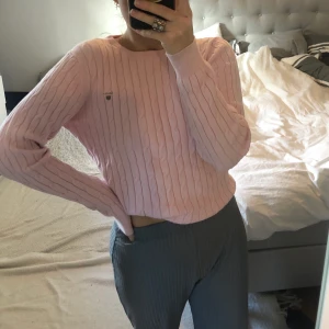 gant kabelstickad tröja - Rosa tröja från gant, kabelstickad stl M