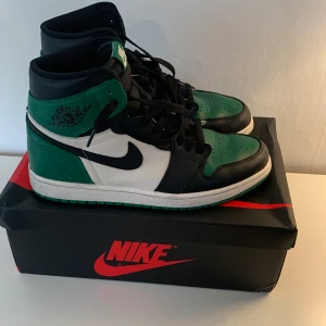 Jordan 1 high pine green - Jordan 1 high pine green, strl 43, skadad shoebox, kontakta om du vill ha fler bilder, Buda i kommentarerna