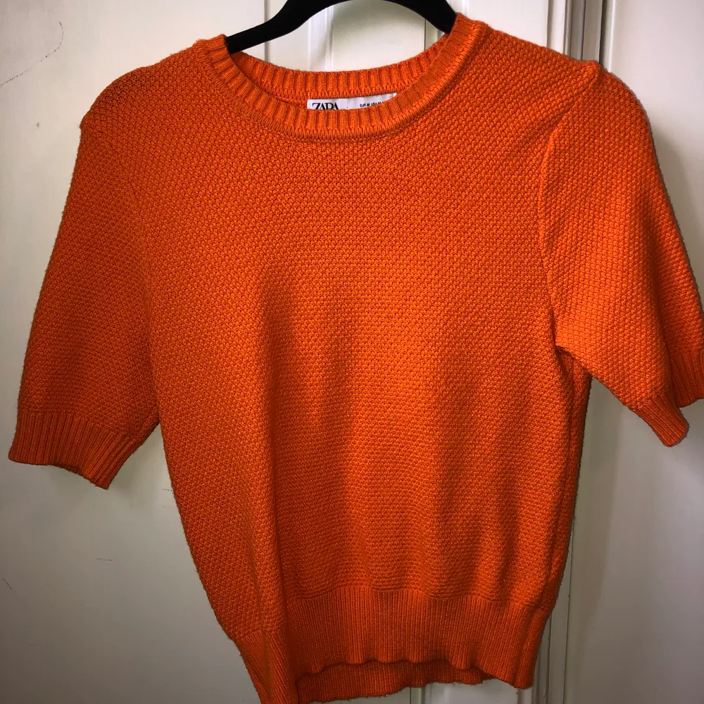 Superfin orange t-shirt från zara som jag bara använt en gång. Den är väldigt stretchig så passar xs-m beroende på hur man vill att den ska sitta💞. Toppar.