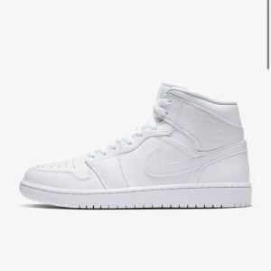 Air Jordan 1 mid - Helt nya, aldrig använda. Har bara inte används, de är storlek 40 men sitter som 39✨ Pris kan diskuteras!