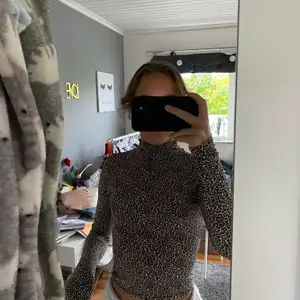 En leopardmönstrad polotröja ifrån Gina, använd sparsamt 💕 sitter supersnyggt och är jätteskön, kommer tyvärr dock inte till användning längre, köparen står för frakten 🤍