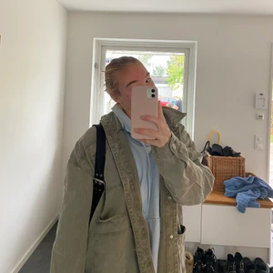 Jacka från PLT - Sjukt snygg militärgrön jacka från Pretty Little Thing i strl 12 (motsvarande M/L), köpt i våras för 350, säljer för 150. Passar till mycket, jättesnygg nu till hösten. Köparen står för frakten, möts annars upp i Sthlm 💋 