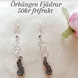 Örhängen Fjädrar  - Örhängen Fjädrar. Finns oxå matchande halsband ! Beställning via DM Tar Swish och Paypal Postas genast och skickar video/bild bevis. Säljer även via Tradera @superbarnen  