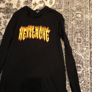 Svart långärmad med eld inspiration🌼 - Stolek XS men passar S också, nästan aldrig använd!🤩