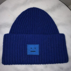 Acne mössa - Blå acne mössa ,kan även skicka med kvitto vid köp. Ordinariepris 1100kr nu 650kr 