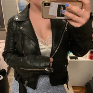 Perfekta skinnjackan!! - Nu säljer jag min skinnjacka som köptes tidigare i år! Jag ÄLSKAR den och den är superfin, men den kommer inte till användning så mycket som jag önskar o nu måste garderoben rensas! Köpte den för 550kr och den har bara användts enstaka gånger i somras! Inga slitningar på den alls utan helt i nyskick!