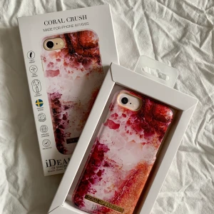 Ideal of Sweden - Säljer Hannalicious iphone 7S skal ”Coral Crush” 🌸 Observera sista bilden som visar en spricka i ena hörnet; säljs därför till ett schysst pris! ✨ Skalet funkar även med iphone 6, 6S, 7 & 8.