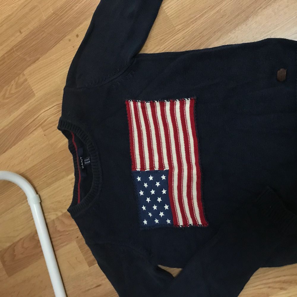 Marinblå gant tröja med usa flagga | Plick Second Hand