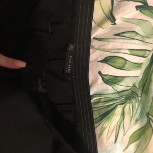 Kostymbyxor - Svarta kostymbyxor från zara, lågmidjade, resor i midjan. Skriv för bättre bilder! 