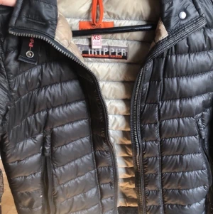 Parajumper höstjacka - Parajumper strl xs men lite större i strl. Fint skick trots det lilla hålet i ryggen som enkelt sys ihop omärkbart. 