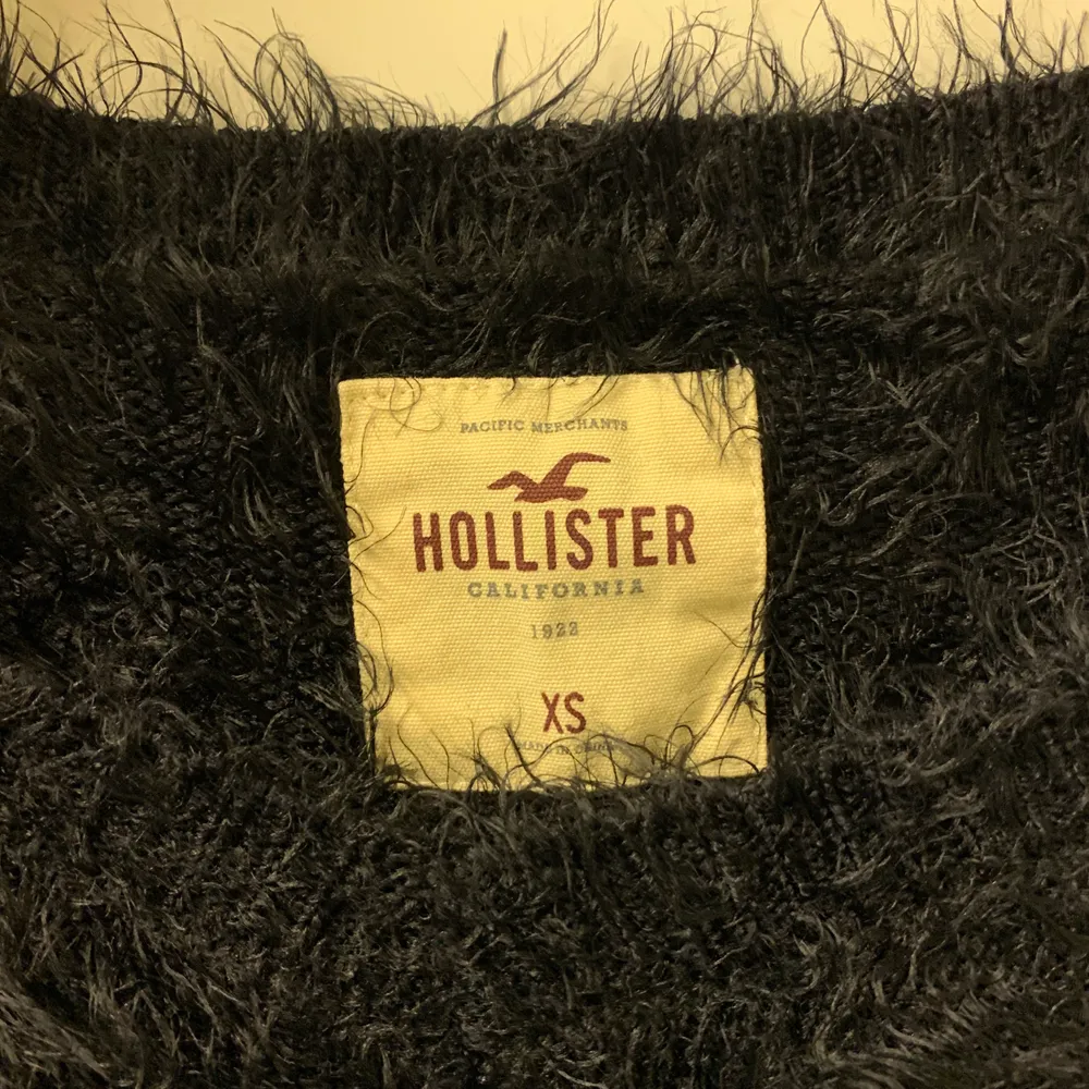 Långärmad croppad tröja i ett jättegosigt material. Från Hollister i strl. XS🖤. Tröjor & Koftor.
