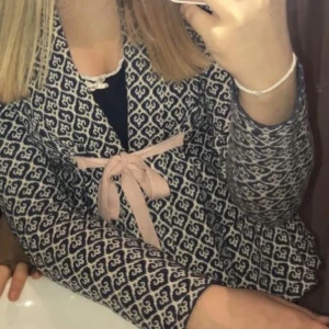 Odd Molly kofta - Marinblå och vit kofta med ett rosa band från Odd Molly, storlek 0 (xs). Använd några få gånger. Toppen skick, som ny. Nypris 1200kr, säljs för 500kr.