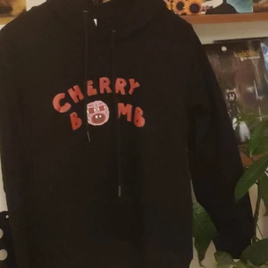 Golf wang cherry bomb hoodie - Jätte snygg Limited edition (äkta) golf wang hoodie I storlek small. Helt ny, inte använd. Jätte bra material men kunde tyvärr inte få plats i den.                                          Högsta budet får den. Om det blir högt pris betalar jag frakt.✨