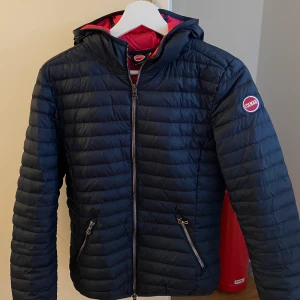 Colmar jacka - Colmar jacka i bra skick , sparsamt andvänd , köpt för 2499, kan andvändas som höst vår o vinterjacka om man har en varm tröja under✨(man ser knabbt de rosa inuti jackan)💕