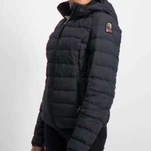 Para jumper - Säljer min svarta parajumper. Fint skick men ett litet hål i ens fickan (se bild). Storlek 14 år men passar mig som har xs/s. Nypris 3499kr mitt pris 2000kr + frakt