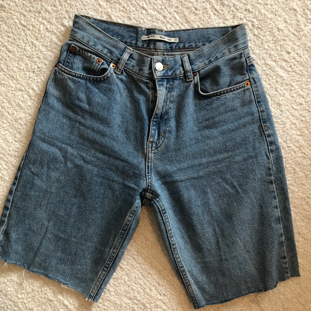 Knälånga jeansshorts i storlek 28, sitter som S! Jag är ca 162 lång💜 Från junkyard!. Shorts.