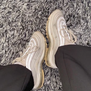 Nike air Max 97 - Säljer dessa beiga Nike air Max 97, köpta på Zalando för 1800kr för ungefär ett år sen! Skick: använda, finns vissa små slitningar därav priset, 7/10. Strl 38, US 4.5. Köpare står för frakt!