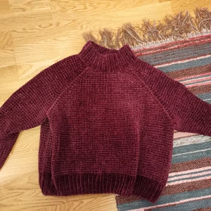 Stickad tröja från HM - Sparsamt använd tröja från Hm. Vinröd. I fint skick!  Storlek M. Passar mig som vanligtvis har storlek 36/38. Säljes då jag använder den för lite. Nypris: 250kr, säljer nu för 50  kr plus frakt 